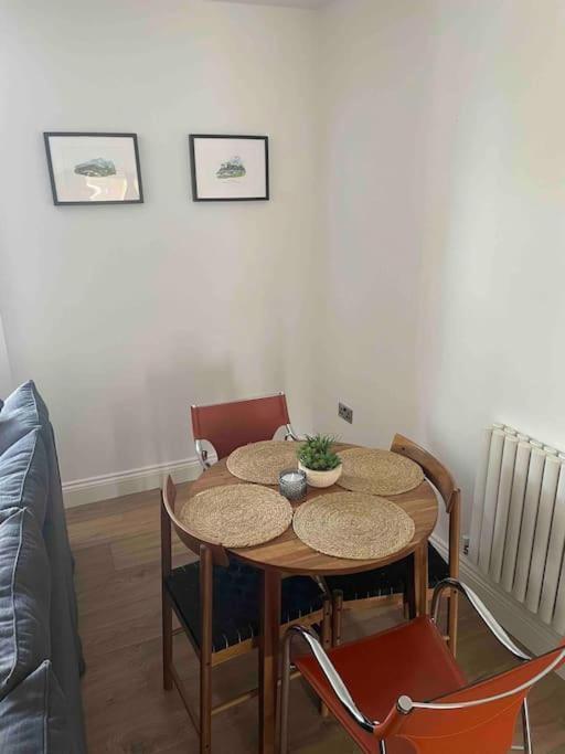 Abergavenny Center 2-Bed Flat Apartment Exterior photo