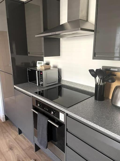 Abergavenny Center 2-Bed Flat Apartment Exterior photo